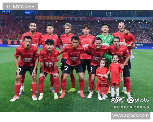 成都足球队的速度之美:探索快速进攻与团队配合的完美结合 成都足球队的速度之美:探索快速进攻与团队配合的完美结合